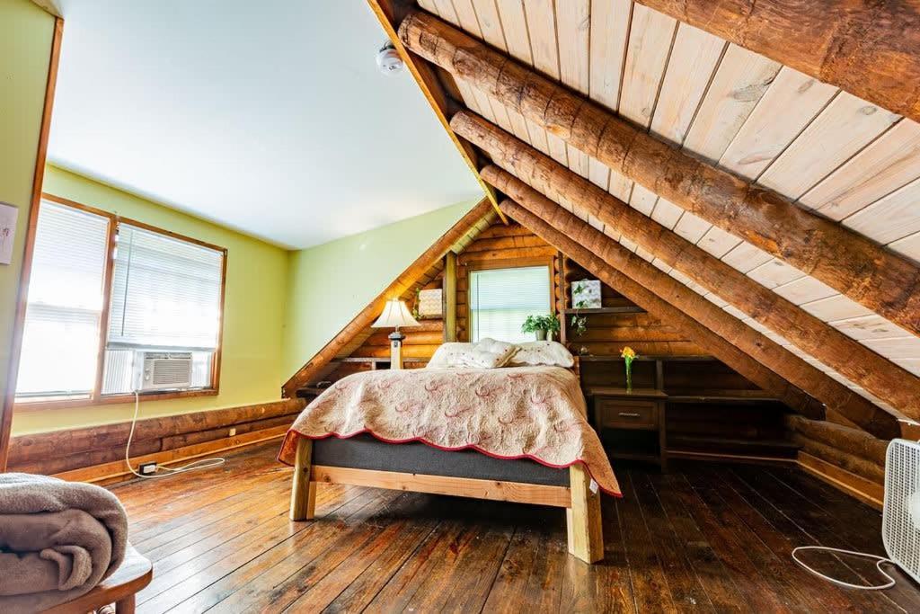 Cozy 2-br Log Close To Attractions