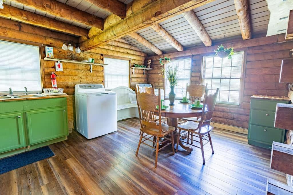 Cozy 2-br Log Close To Attractions Chattanooga