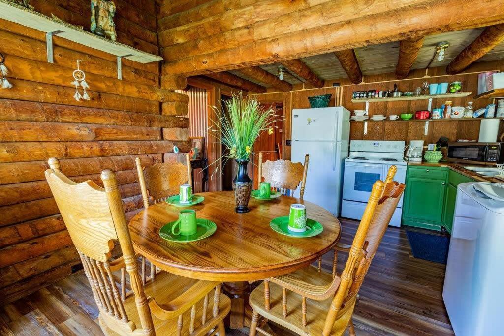 Cozy 2-br Log Close To Attractions