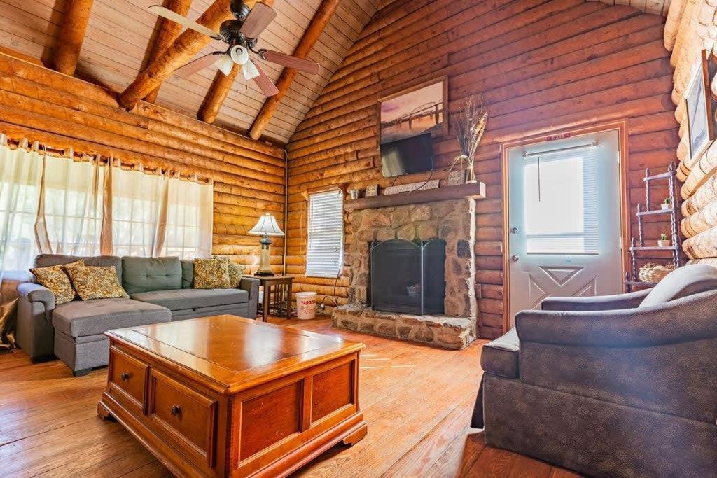 Cozy 2-br Log Close To Attractions Сasa de vacaciones