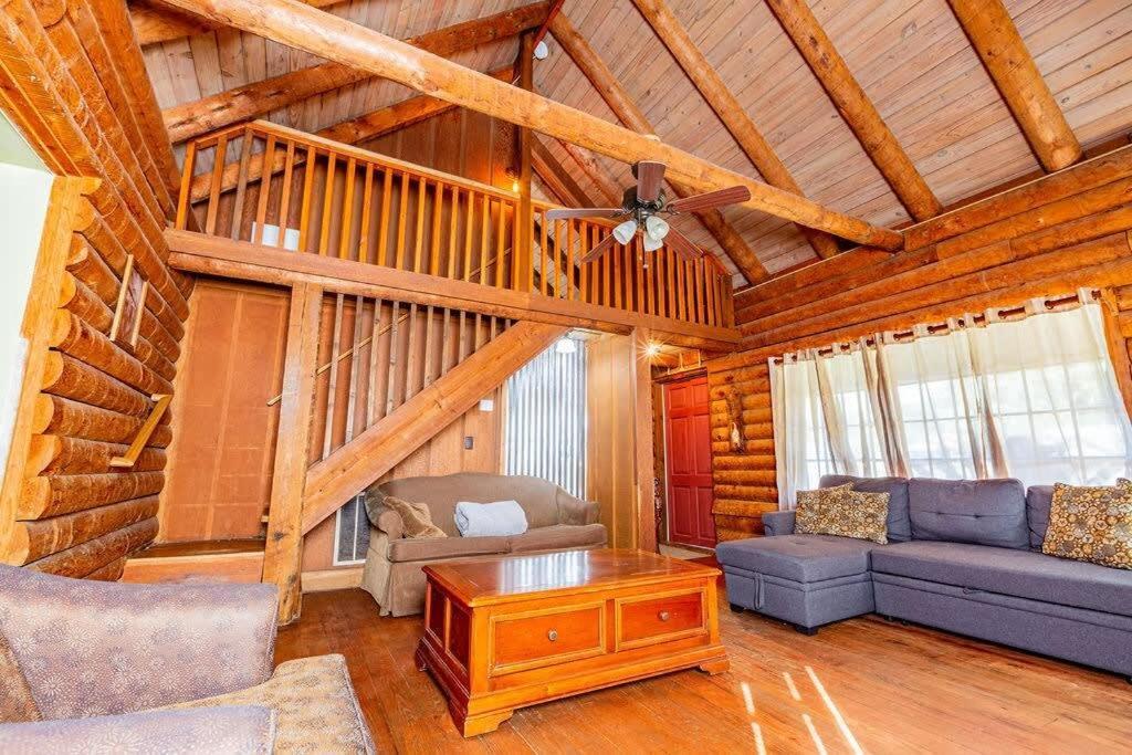 Cozy 2-br Log Close To Attractions Holiday home